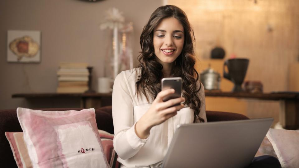 una chica chateando con su smartphone