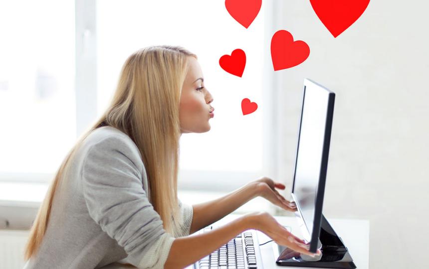 Una mujer chateando en un sitio de citas